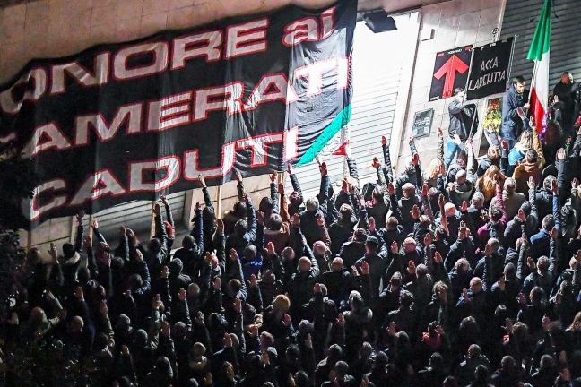 Неофашисти от партията CasaPound отбелязват годишнината от стрелбата на римската улица "Ака Ларентия". Снимка: L'Espresso