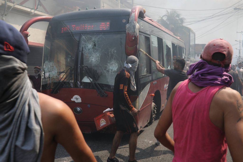 А ето и друг кадър със същия автобус–на него личи кой троши и вандалства. Снимка: AP/El Pais