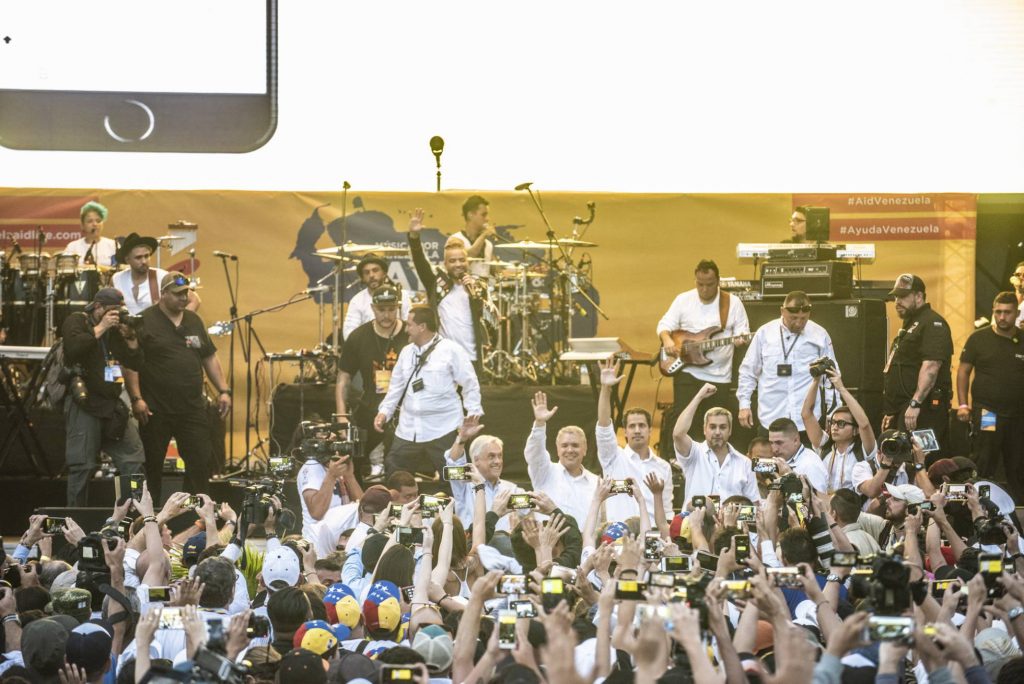 Хуан Гуайдо на сцената на концерта в Колумбия в подкрепа на "хуманитарната помощ" в компанията на десните президенти на Чиби, Колумбия и Парагвай. Снимка: EFE