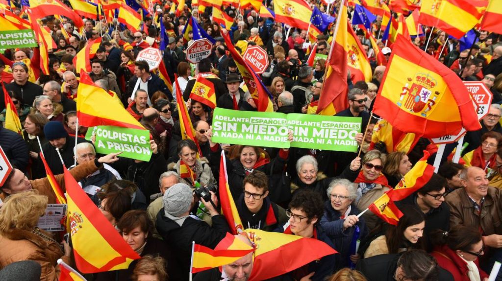 Участници в общата демонстрация на десницата на площад "Колон" в Мадрид. Снимка: EFE
