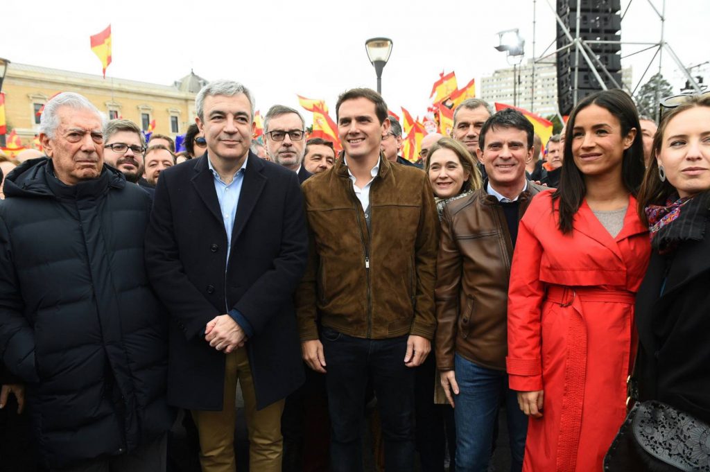 До Алберт Ривера от "Сюдаданос" (третият отляво на преден план) бе и Мануел Валс, кандидат на партията за кмет на Барселона (третият отдясно). В същата редичка наред с други дейци от формацията бе и писателят Марио Варгас Льоса (крайният вляво). Снимка: Twitter