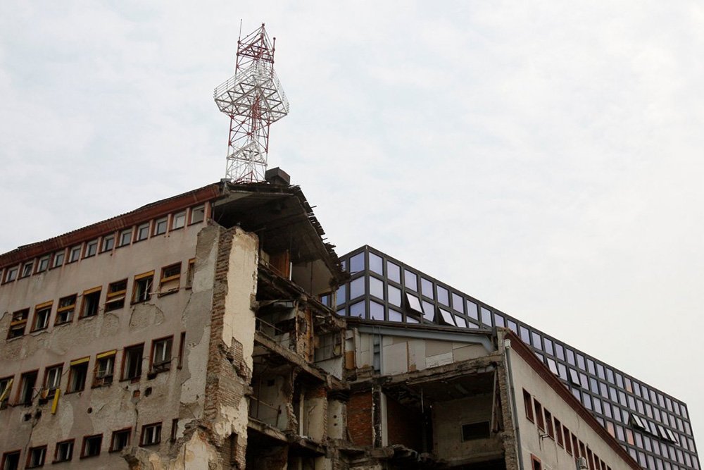Ударената от НАТО сграда на РТС (Радио и телевизия на Сърбия) нарочно е отавена неременторина–да напомня за трагедията. Снимка: RTS
