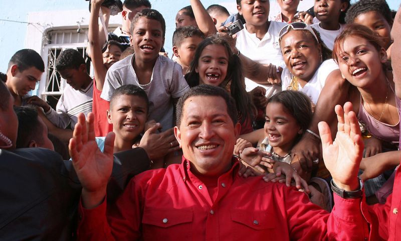 Уго Чавес се чувстваше съвсем свой сред народа. Снимка: Resumen Latinoamericano 