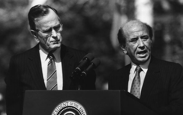 Карлос Авндрес Перес (вдясно) и Дгордж Буш-баща. Снимка: Уикипедия