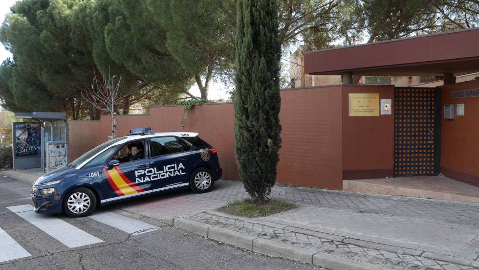 Полицейска кола край входа в посолството на Северна Корея в Мадрид. Снимка: El Pais