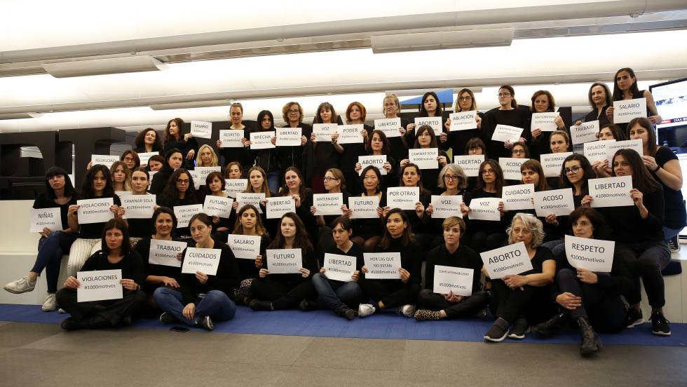 Женската част от екипа на в. "Ел Паис" се присъедини към феминистката стачка в Испавия. Снимка: El Pais