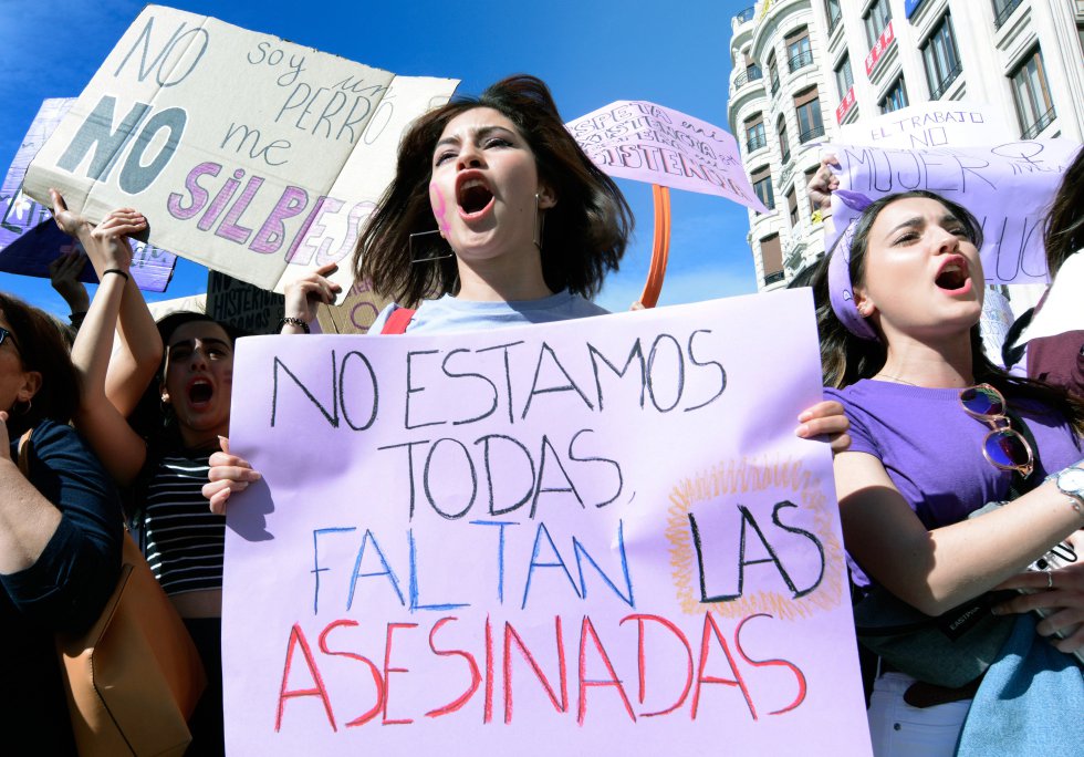 "Не сме всички, липсват убитите," алармира този плакат от шествието във Валенсия. Снимка: EFE