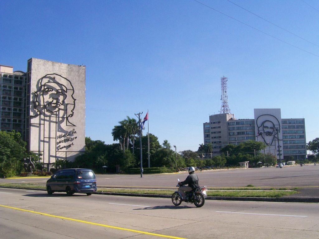 На отсрещната страна на същия Площад на революцията са двете фасади с гигантски портрети на Ернесто Че Гевара и Камило Сиенфуегос. Снимка: Къдринка Къдринова