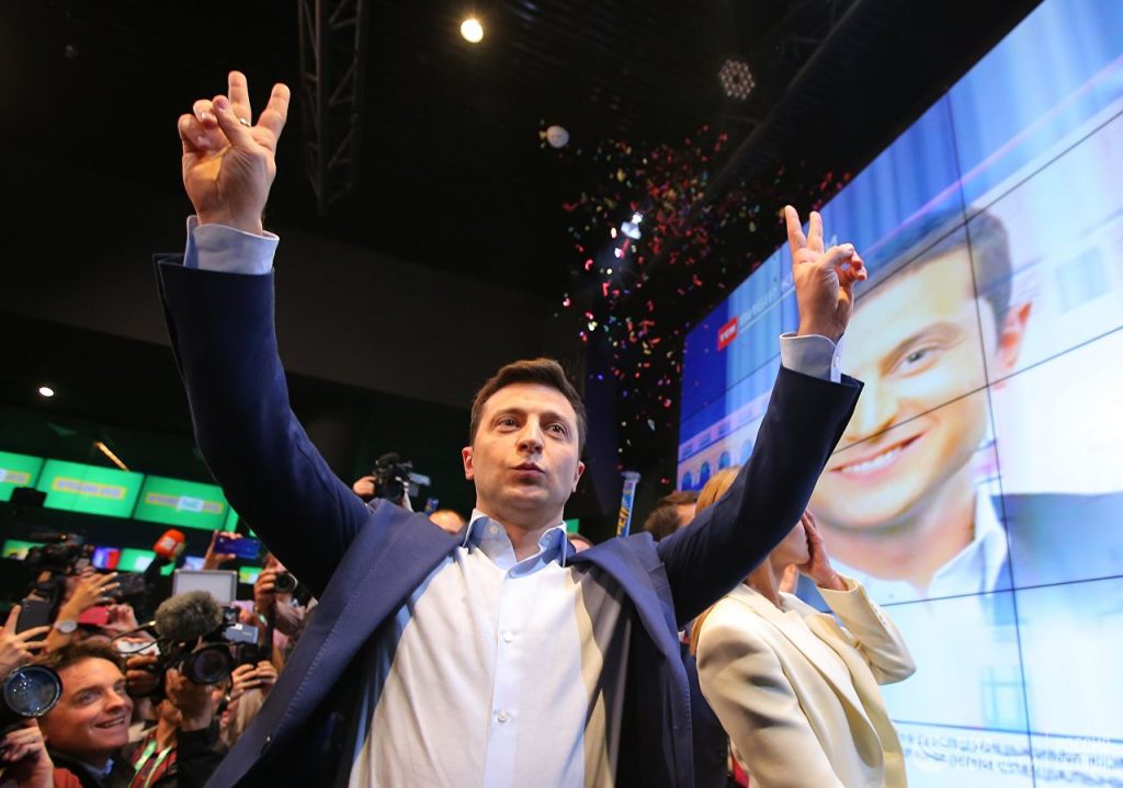 Владимир Зеленски се разва на победата си в изборите за президент в Украйна. Снимка: РИА