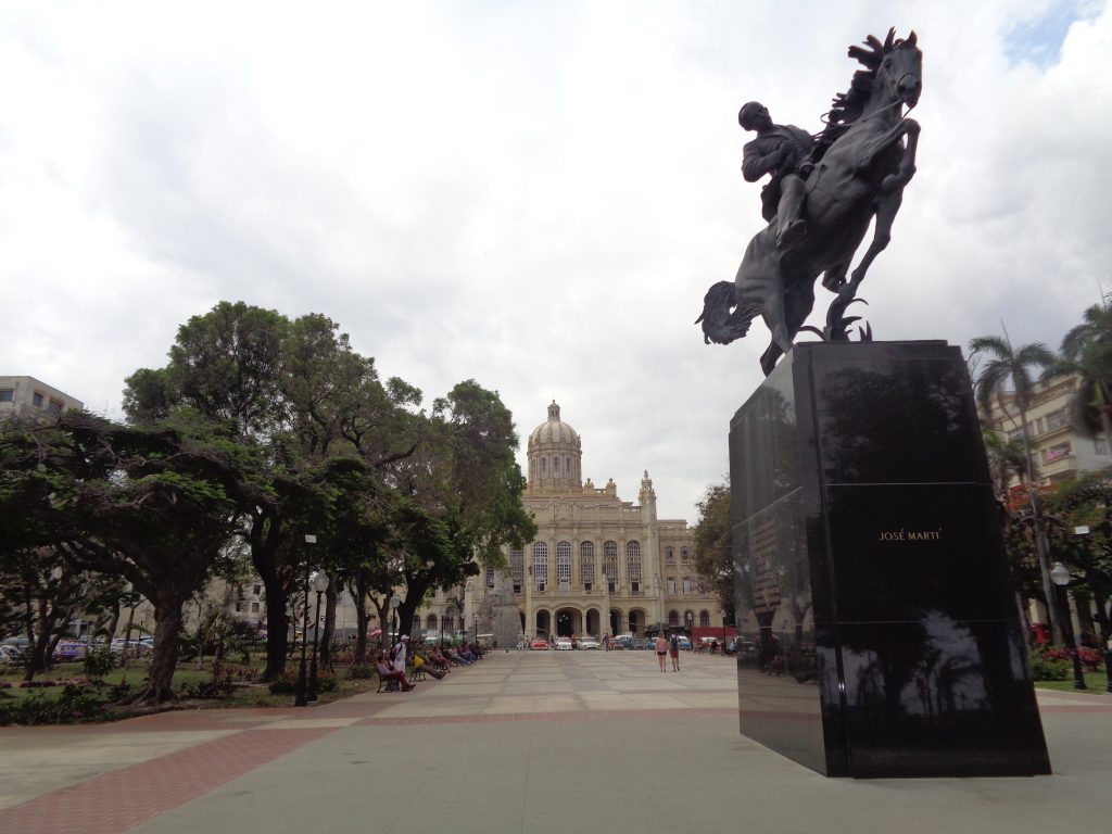 Подареният от Ню Йорк паметник на Хосе Марти. В дъното се вижда някогашният президентски дворец, днес Музей на революцията. Снимка: Къдринка Къдринова