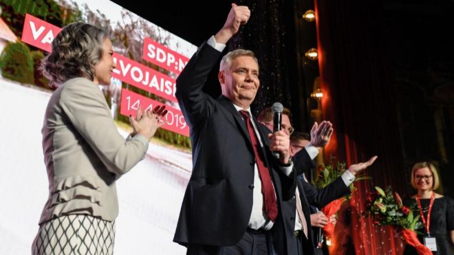 Лидерът на финландските социалдемократи Анти Рине празнува победата на партията си, постигнала само две стотни повече от "Истинските финландци". Снимка: EFE