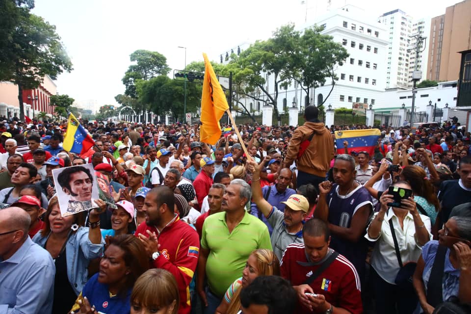 Човешко море заля улиците край президентския дворец "Мирафлорес" в знак на подкрепа за законната власт. Снимка: albaciudad