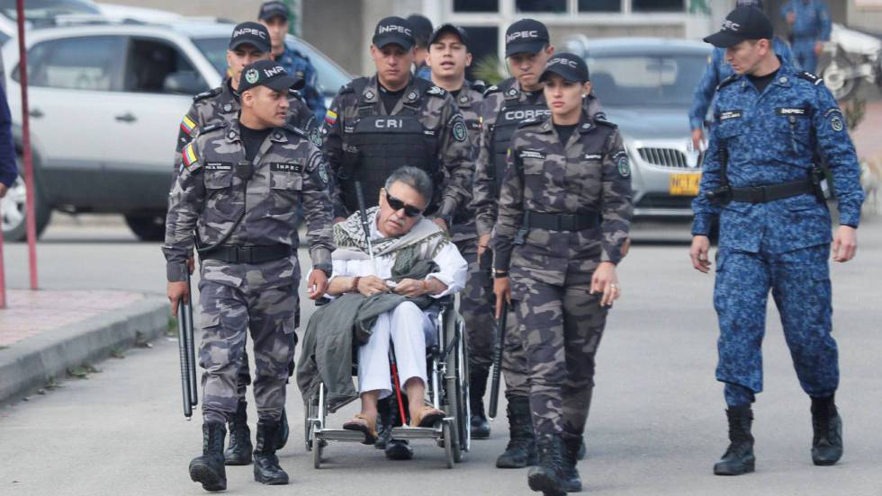 Извеждането на упоения Хесус Сантрич от затвора в инвалидна количка по пътя към прехвърлянето му в новия арест в прокуратурата. Снимка: EFE