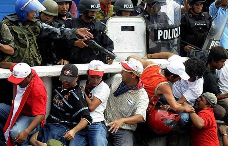 Сблъсъци между армия и народ по време на преврата през 2009-та.