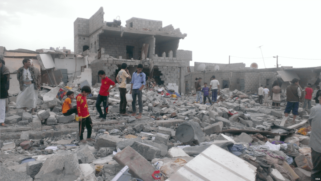 Деца обикалят останките на над 100 разрушени сгради в техния квартал в следствие от бомбардировките на водената от Саудитска Арабия коалиция