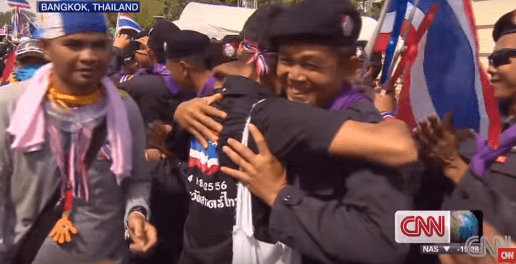 Полицаи и протестиращи се прегръщат в знак на подкрепа
