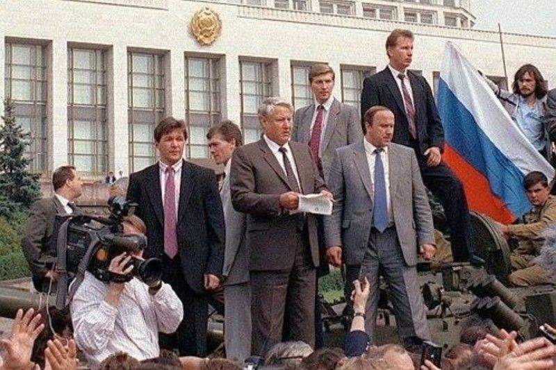 Борис Елцшн чете от танк пред Белия дом в Москва възвание срещу пуча и в защита на демокрацията на 19 август 1991 г.