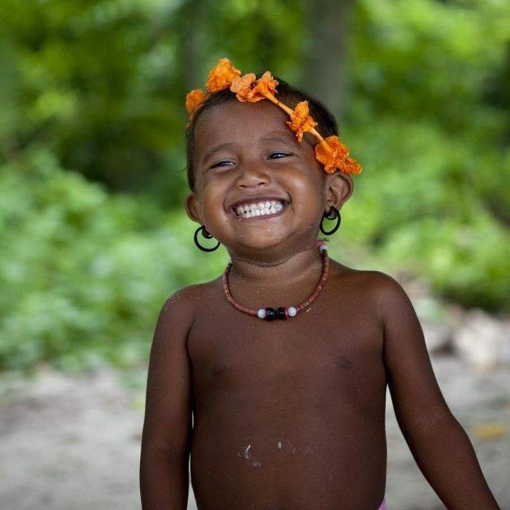 Малък жител на остров Тробрианд търси комуникация с усмивката си