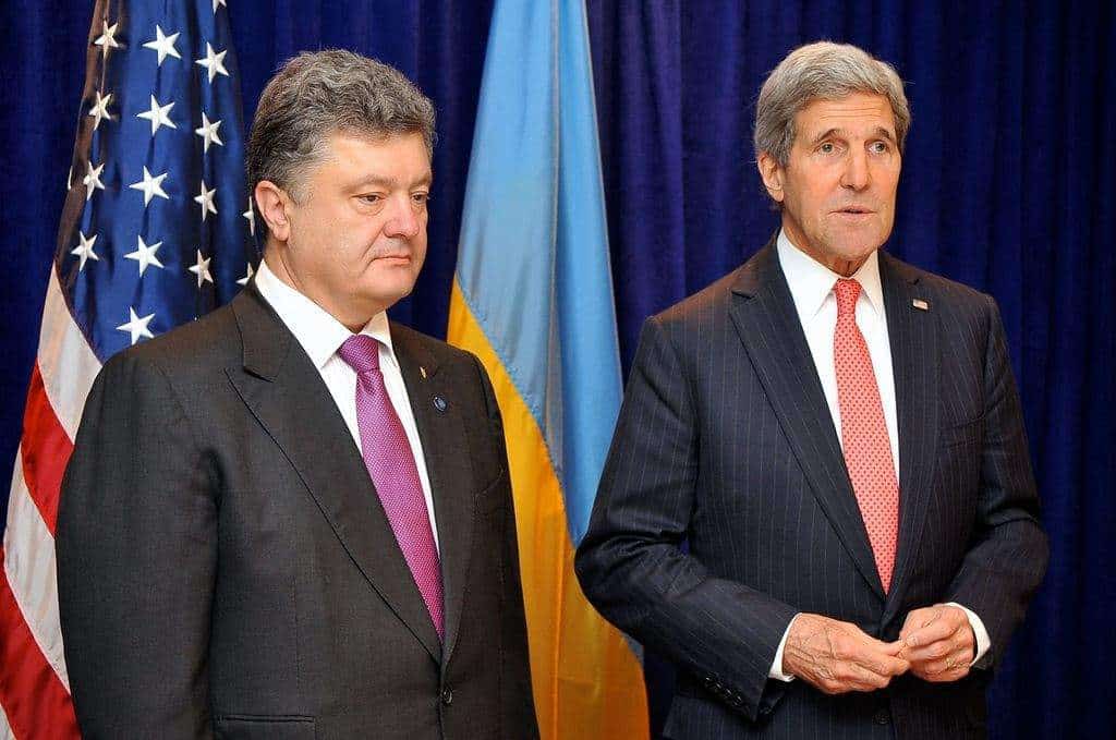 Президентът нас Украйна Петро Порошенко и държавният секретар на САЩ Джон Кери 