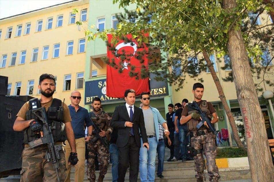 Въоръжена охрана придружава назначеният от Анкара управник на община Буланък в Югоизточна Турция 