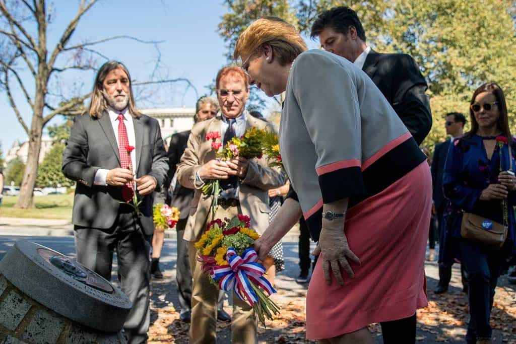 Президентката на Чили Мишел Бачелет поднася цветя на лобното място на Орландо Летелиер и Рони Мофит във Вашингтон. Край нея са членове на семейството на Летелиер.