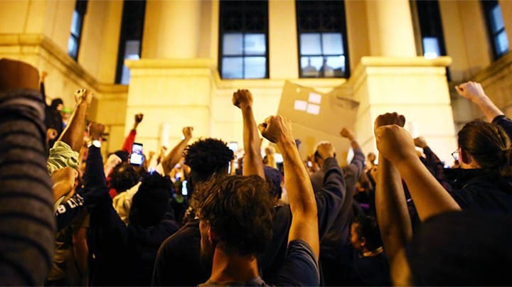 Протестиращи срещу полицейското насилие пред централата на полицията в Шарлот