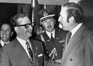 Орландо Летелиер (вдясно) заедно с чилийския президент Салвадор Алиенде–първият марксист в света, повел страната си към социализъм по мирен път. В средата между двамата е генералът конституционалист Карлос Пратс–още една жертва на Пиночет.