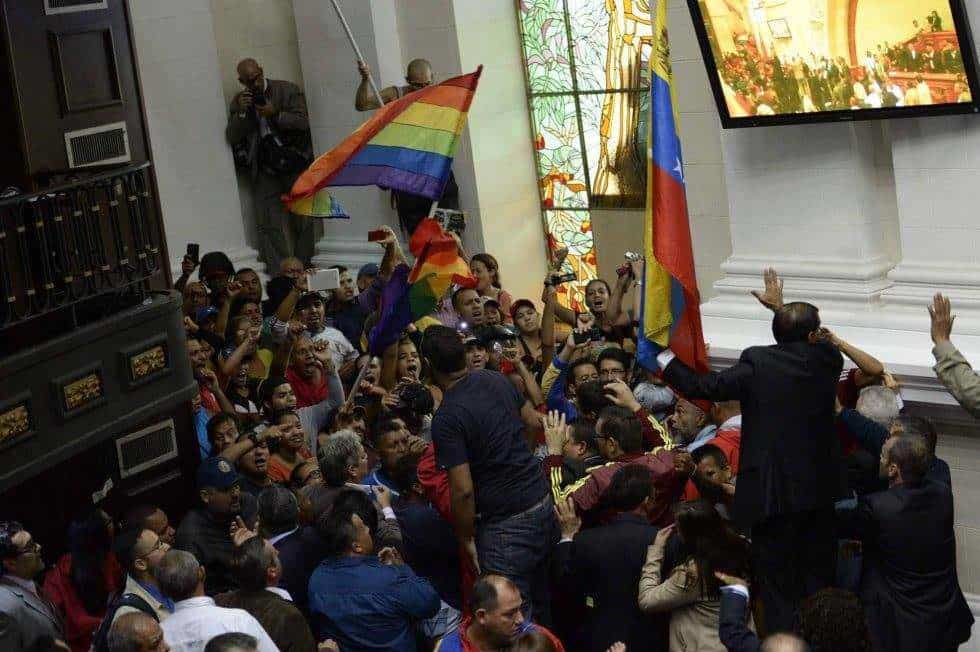 Възмутени чависти нахлуха във венесуелския парламент, докато опозиционните депутати призоваваха на извънредно заседание за "народно въстание"
