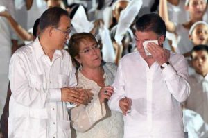 Бан Ки-Мун и Мишел Бачелет окуражават разчувствания Мануел Сантос по време на церемонията в Картахена.