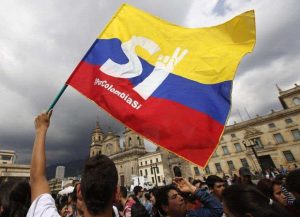 Привърженици на мира размахват националния флаг на Колумбия в центъра на Богота с изписаните на него букви "ДА"