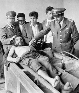 Полковник Роберто Кинтанийя сочи раните от куршуми по тялото на Че Гевара на 9 октомври 1967 г.
