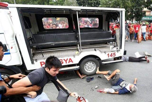 Полицейският ван остави смазани хора по асфалта пред посолството на САЩ в Манила