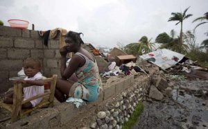 Хаитянка се чуди къде ще се подслони с детето си, след като стихията е разрушила дома й