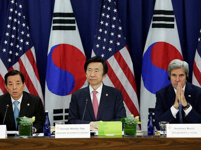 Джон Кери до южнокорейския си колега Юн Бьон Се (в средата) и до военния министър Хан Мин Ку
