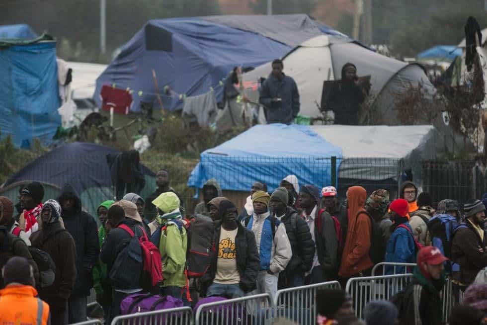 Дългите опашки от мигранти, желаещи да напуснат "Джунглата" край Кале, започват от самия лагер и стигат чак до разположения на около километър от него разпределителен хангар