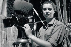 Моника Ертл е била асистентка в операторската работа на баща си