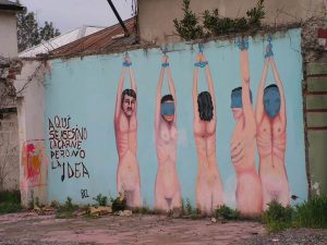 Този зловещ стенопис стои на стена в днешно Сантяго редом до пустеещ парцел. На него е била една от тайните къщи за мъчения на хунтата, разрушена по-късно, за да не останат следи от престъпленията. Но жертвите помнят и са нарисували това на съседна къща с надписа: "Тук убиваха плътта, но не и идеите". Снимка: Къдринка Къдринова
