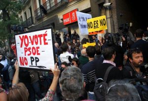 "Гласувах за ИСРП, не за Народната партия"–пише на плаката на преден план, издигнат от избирателка на социалистите на демонстрацията пред централата на ИСРП в Мадрид