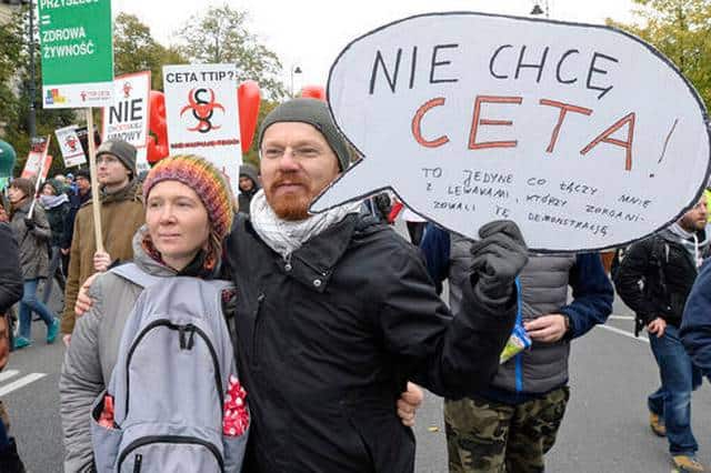"Не искам CETA" е написал на плаката си този участник в шествието във Варшава