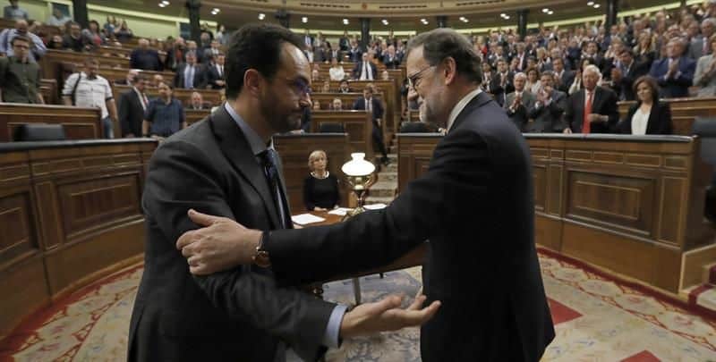 Въпреки опозиционния плам в словото си, накрая говорителят на парламентарната група на социалистите Антонио Ернандо получи поздравления от Рахой за "отговорното" въздържане