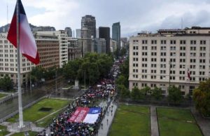 Около 60 000 души участваха в протестното шествие в Сантяго въпреки проливния дъжд