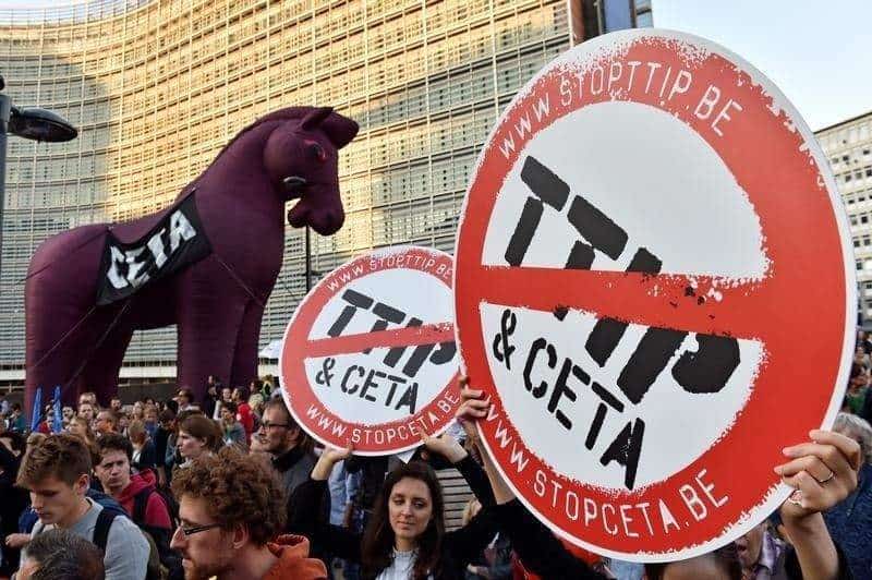 Протест срещу CETA и TTIP пред сградата на Европейската комисия в Брюксел