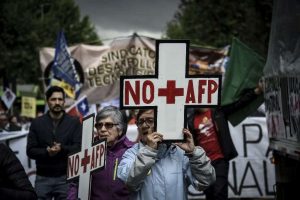 AFP е абревиатурата на частните пенсионни фондове в Чили. Лозунгът NO más AFP („Стига вече АФП”) често се изписва и като NO + AFP–защото на испански думата más означава и „плюс”.