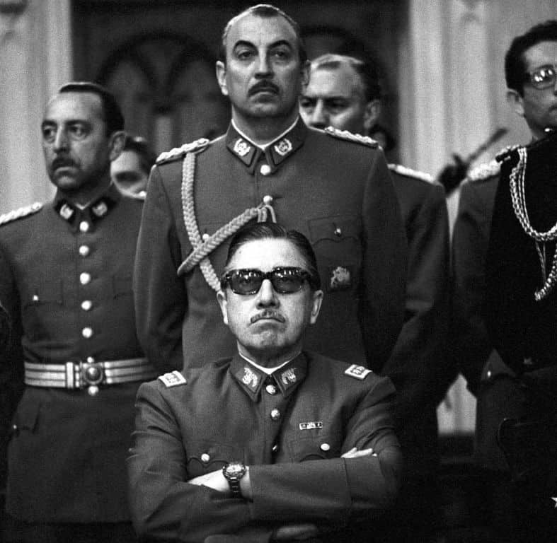 От тази снимка на чилийската военна хунта начело с генерал Пиночет (седналият) светът разбра кой стои зад кървавия преврат в Чили на 11 септември 1973 г.