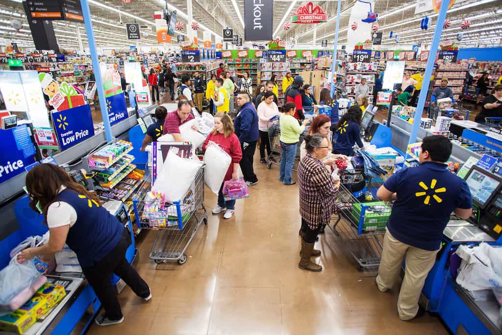 Появяват се и все повече данни, че повишаването на заплатите е отразява позитивно и на бизнеса. Пример за това е най-големият частен работодател в САЩ – търговската верига Wal-Mart.