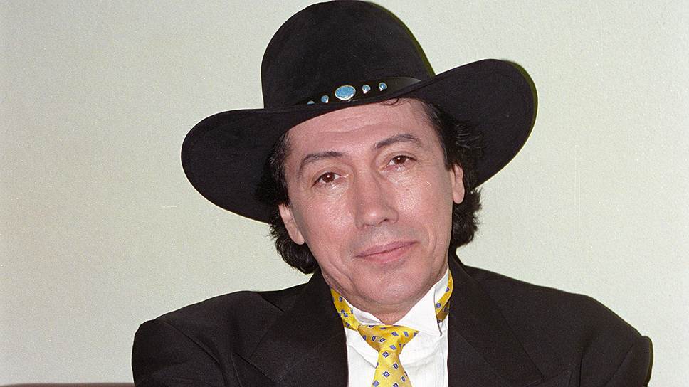 Каубойската шапка става запазена марка на сценичния образ на певеца