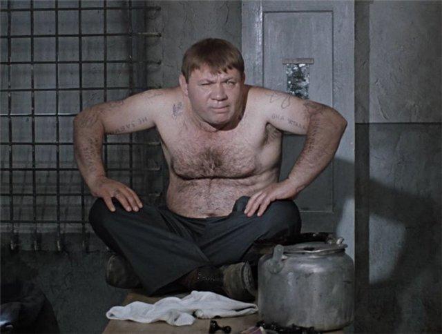 Героят на Евгений Леонов в прочутата съветска комедия "Джентълмени с късме" се налага да бъде татуиран и да научи феня, за да замести двойника си–кръвожаден бандит, и да научни от съучастниците му важни за следователите тайни