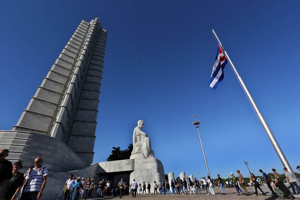 Националното знаме е полуспуснато в знак на траур, докато върволицата от скърбящи хора преминава през Мемориала "Хосе Марти"