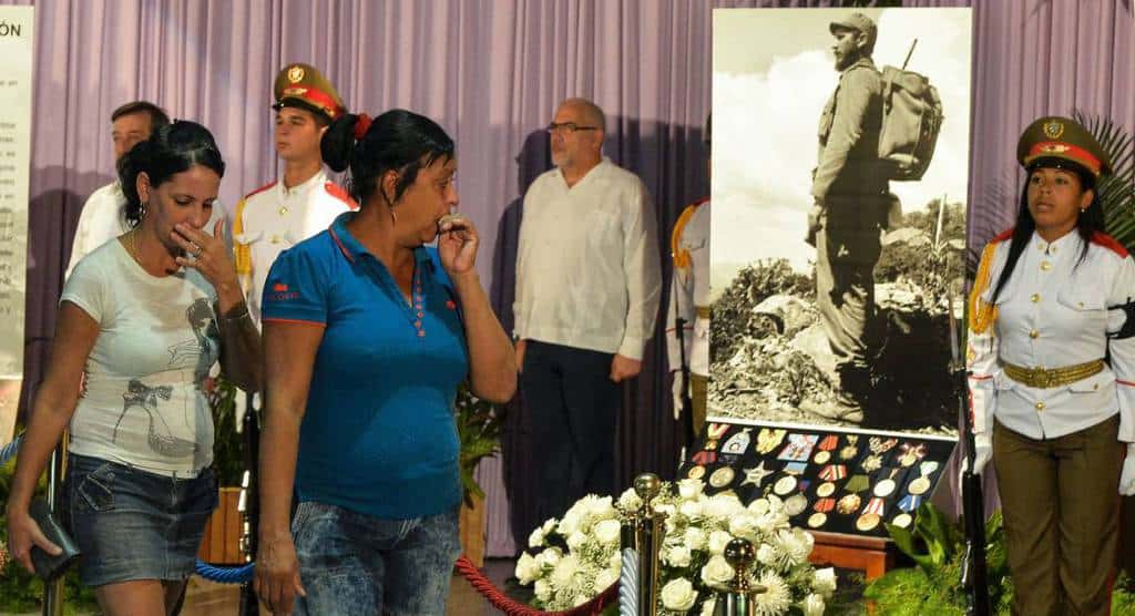 Десетки хиляди просълзени хора минават край възпоменателния кът за Фидел Кастро в Мемориала "Хосе Марти" в Хавана 