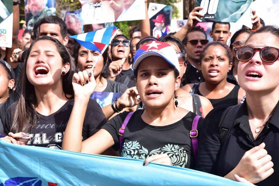 Студентки и студенти скандират и пеят в памет на Фидел пред Хаванския университет